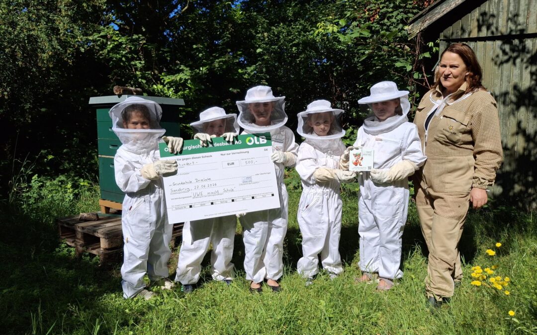 Von Bienenanzügen, XXL-Schecks und purer Begeisterung: Ein Rückblick auf die erste Runde „UWE macht Schule“