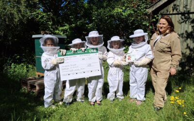 Von Bienenanzügen, XXL-Schecks und purer Begeisterung: Ein Rückblick auf die erste Runde „UWE macht Schule“